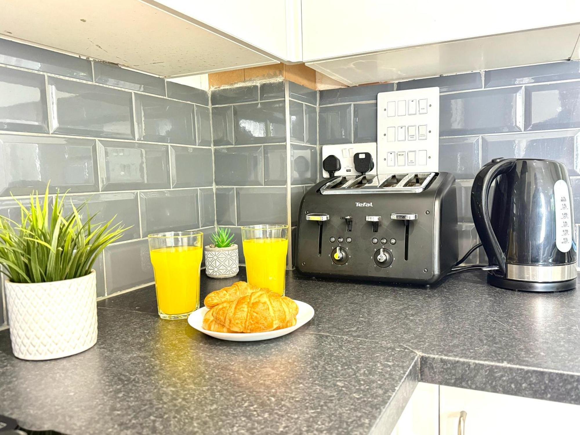 Evergreen Lodge - Two Bed Lux Flat - Parking, Garden, Patio, Wifi, Netflix - Close To Blenheim Palace & Oxford - F3 Kidlington Kültér fotó