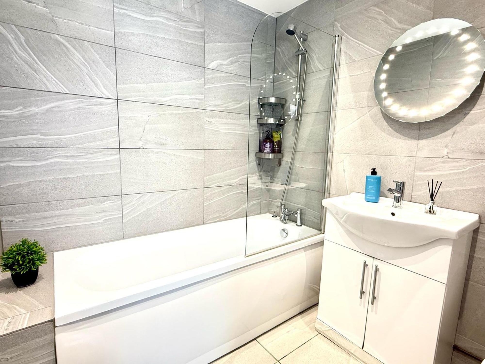 Evergreen Lodge - Two Bed Lux Flat - Parking, Garden, Patio, Wifi, Netflix - Close To Blenheim Palace & Oxford - F3 Kidlington Kültér fotó