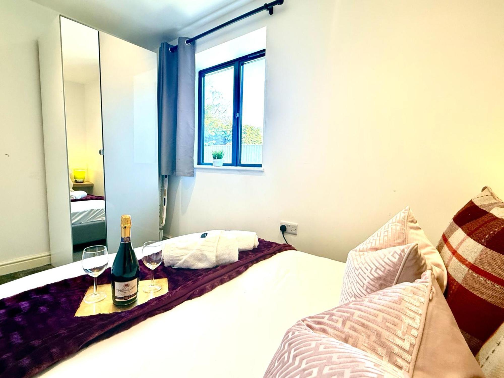 Evergreen Lodge - Two Bed Lux Flat - Parking, Garden, Patio, Wifi, Netflix - Close To Blenheim Palace & Oxford - F3 Kidlington Kültér fotó