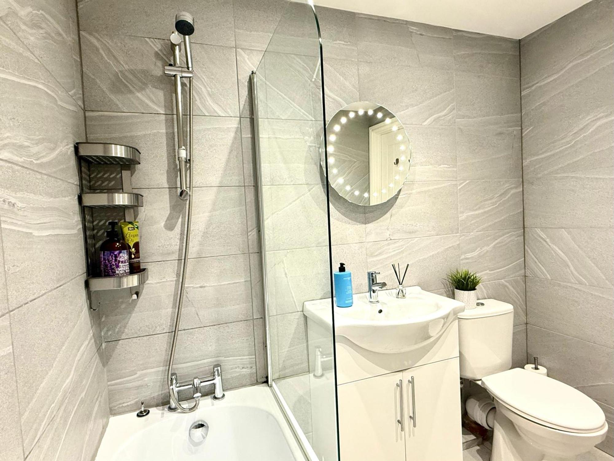 Evergreen Lodge - Two Bed Lux Flat - Parking, Garden, Patio, Wifi, Netflix - Close To Blenheim Palace & Oxford - F3 Kidlington Kültér fotó